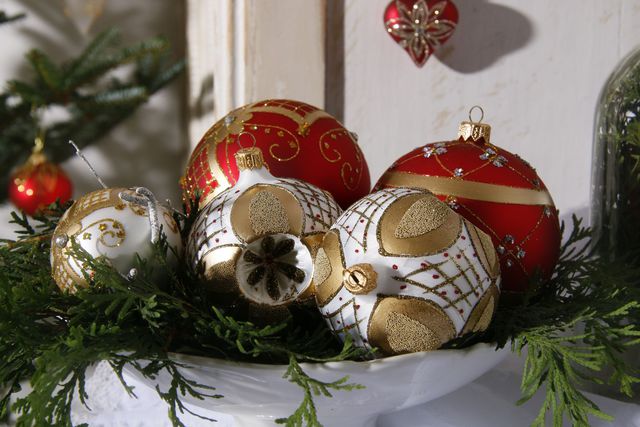 Boule de noël blanche avec décor doré, 6 cm, 6,05 euros ; boule de noël en verre soufflé rouge, 6 cm, 5,99 euros, Glassor